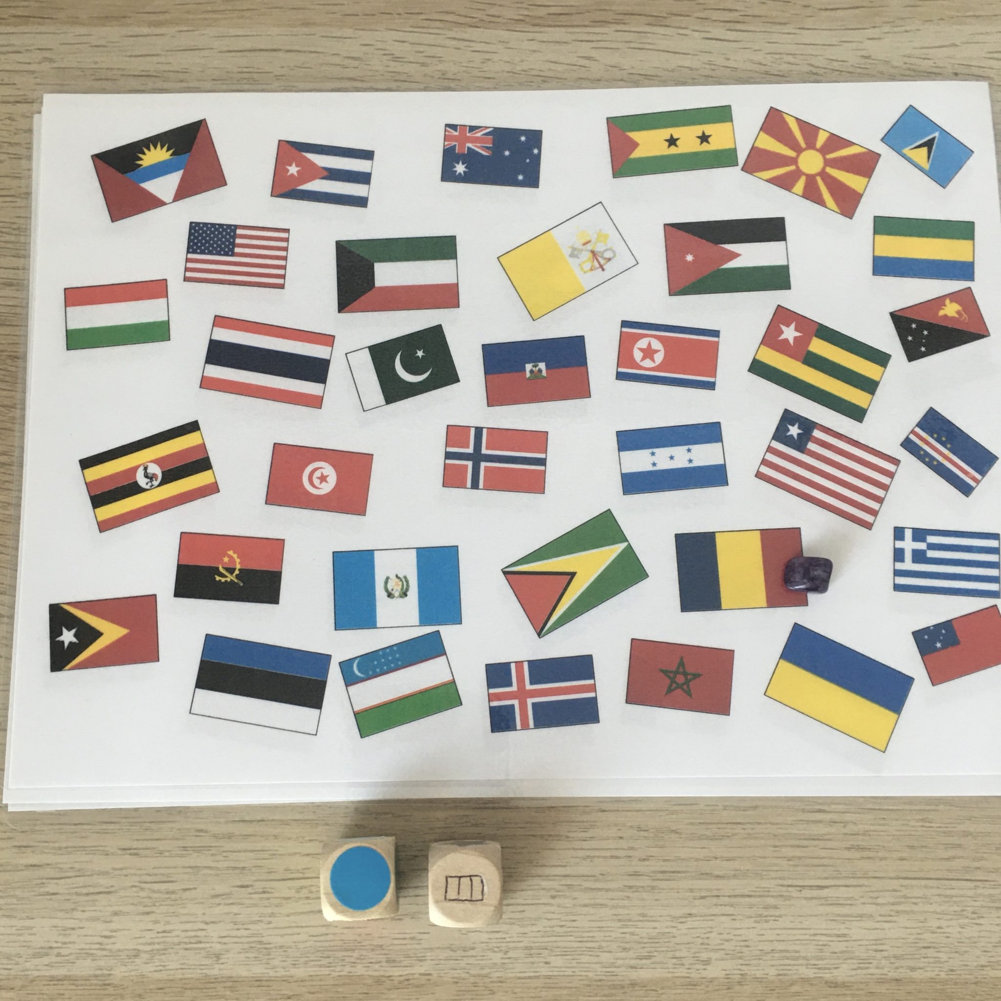 Lot De 10 Drapeaux Des Comores à Main - Mini Drapeaux 14x21 Cm Sur Bâton 30 Cm, Polyester, Défilé Et Fête