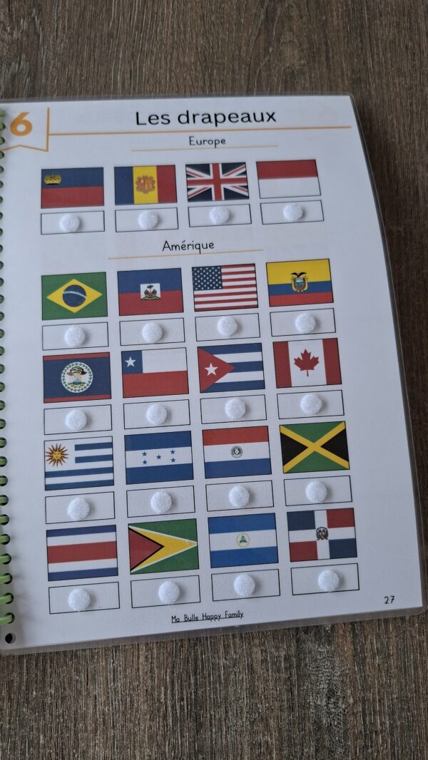 Livret d’activités pour enfants sur les pays du monde, présentation d'une page avec les drapeaux et les noms à scratcher, pour apprendre la géographie en manipulant.