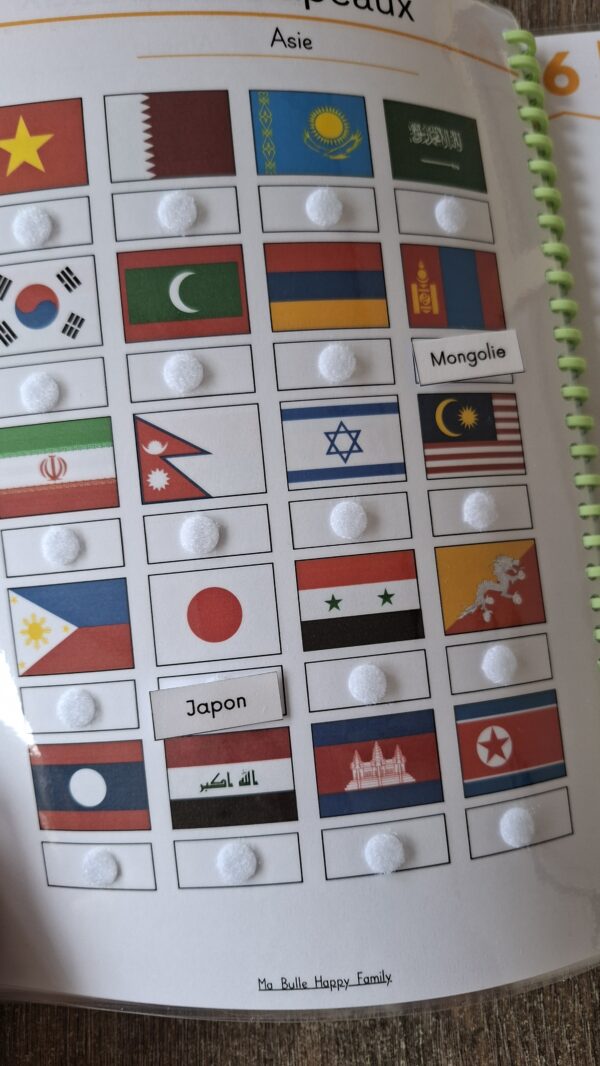 Livret d’activités pour enfants sur les pays du monde, présentation d'une page avec les drapeaux et les noms à scratcher, pour apprendre la géographie en manipulant.