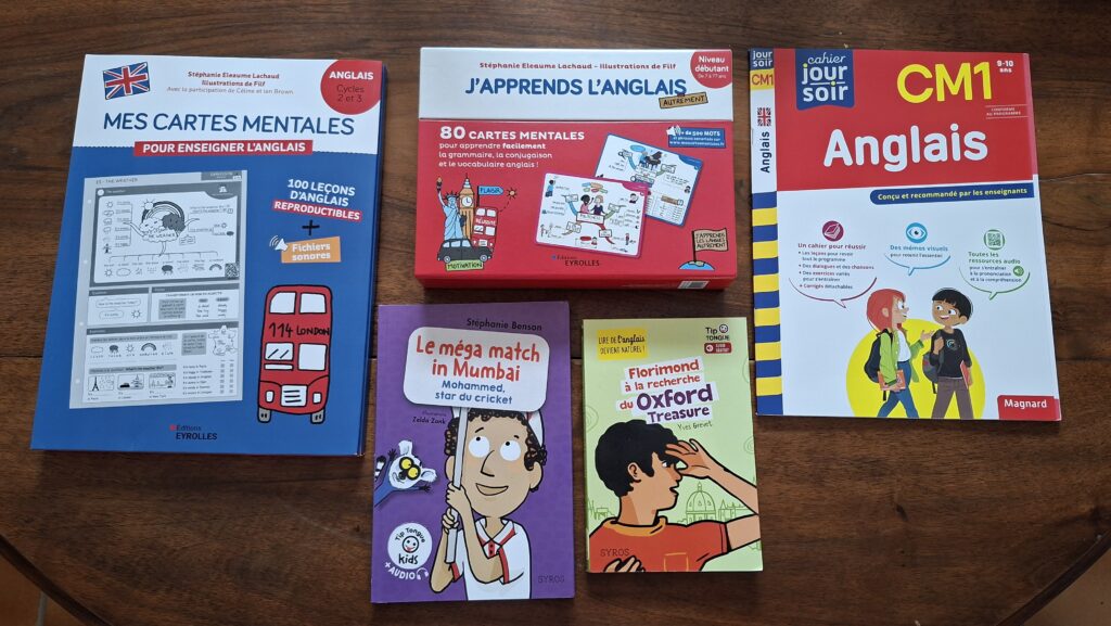 Des livres de lecture, un cahier d'exercices et des cartes mentales pour l'apprentissage de l'anglais en IEF pour le CM1