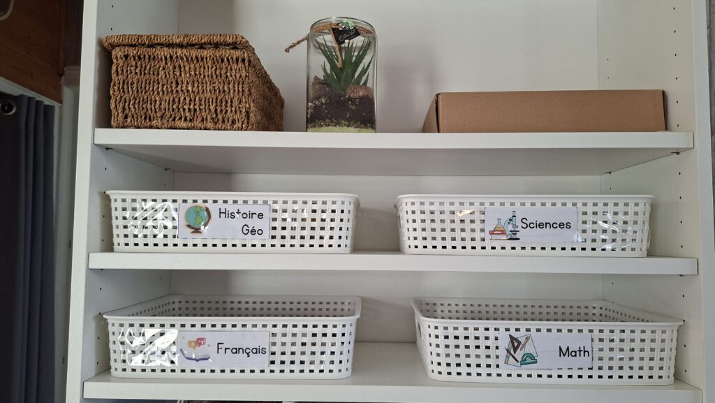 paniers de rangement des ateliers autonomes à la disposition des enfants en cycle 3 et en ief