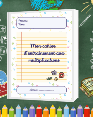 Illustration du carnet d’entraînement aux multiplications posé sur un tableau noir d’école avec des symboles mathématiques, représentant un support ludique et progressif pour aider les enfants à maîtriser les tables.