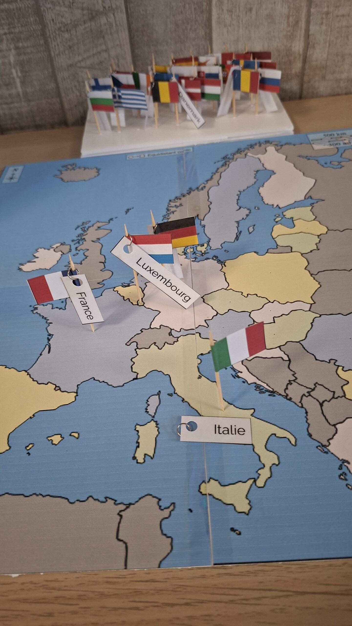 photo représentant le jeu de manipulation du dossier pédagogique de l'union européenne, on y voit la carte de l'europe avec des drapeaux plantés dans les pays avec les vignettes correspondantes. Idéal pour travailler les pays de l'union européenne au collège en s'amusant.